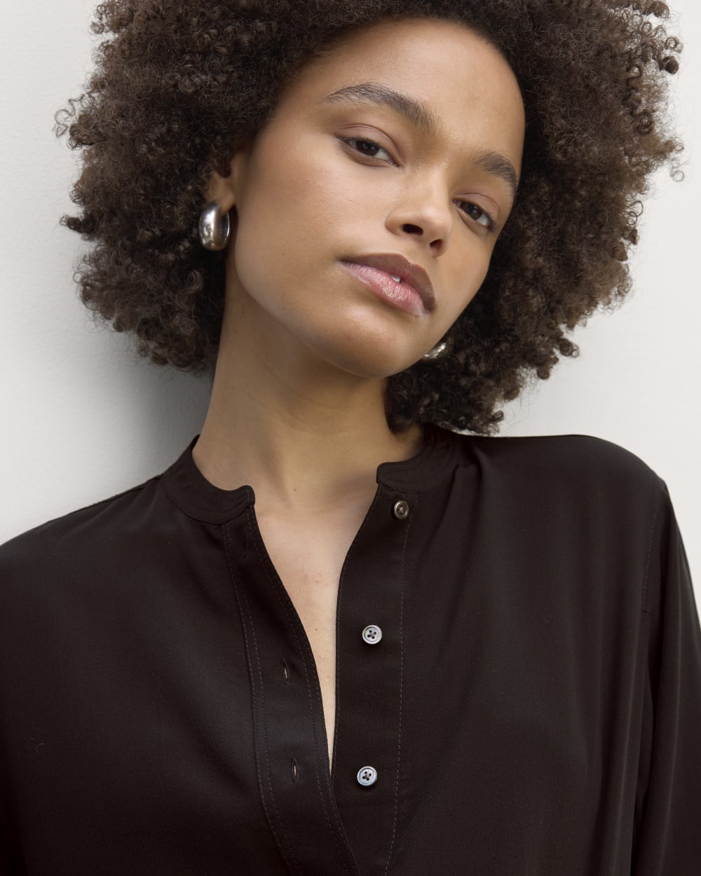 The Henley Shirt in Washable Silk | Black